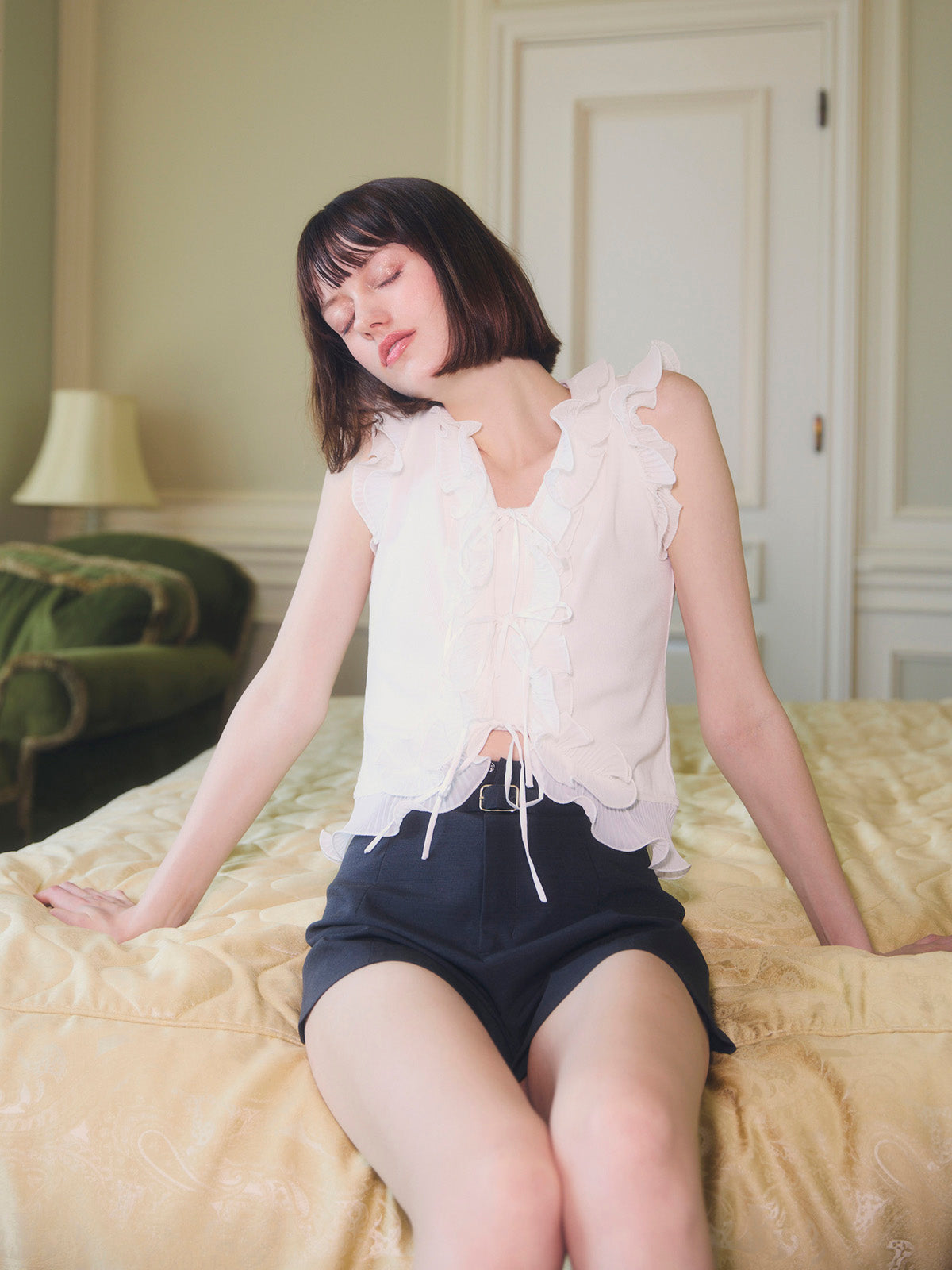 BELTED SHORT PANTS