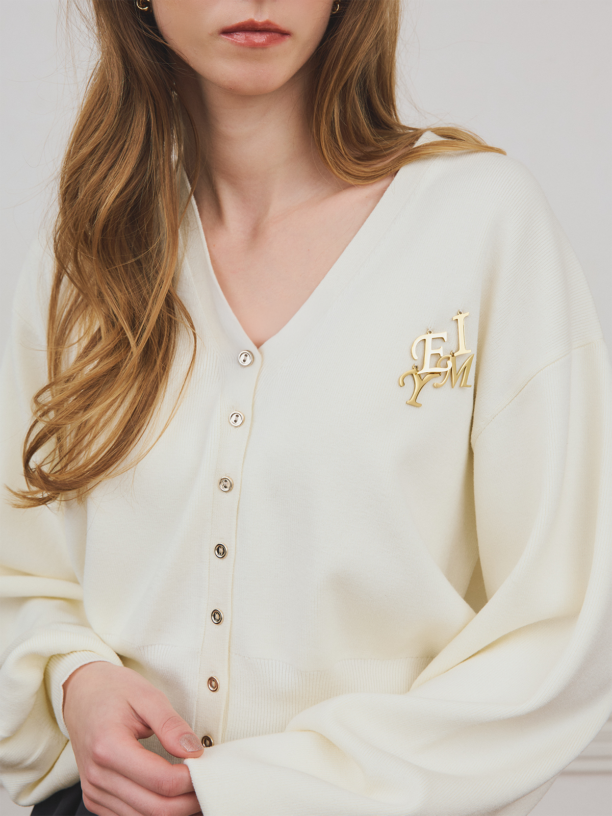【PRE ORDER】EIMYロゴチャームニットカーディガン