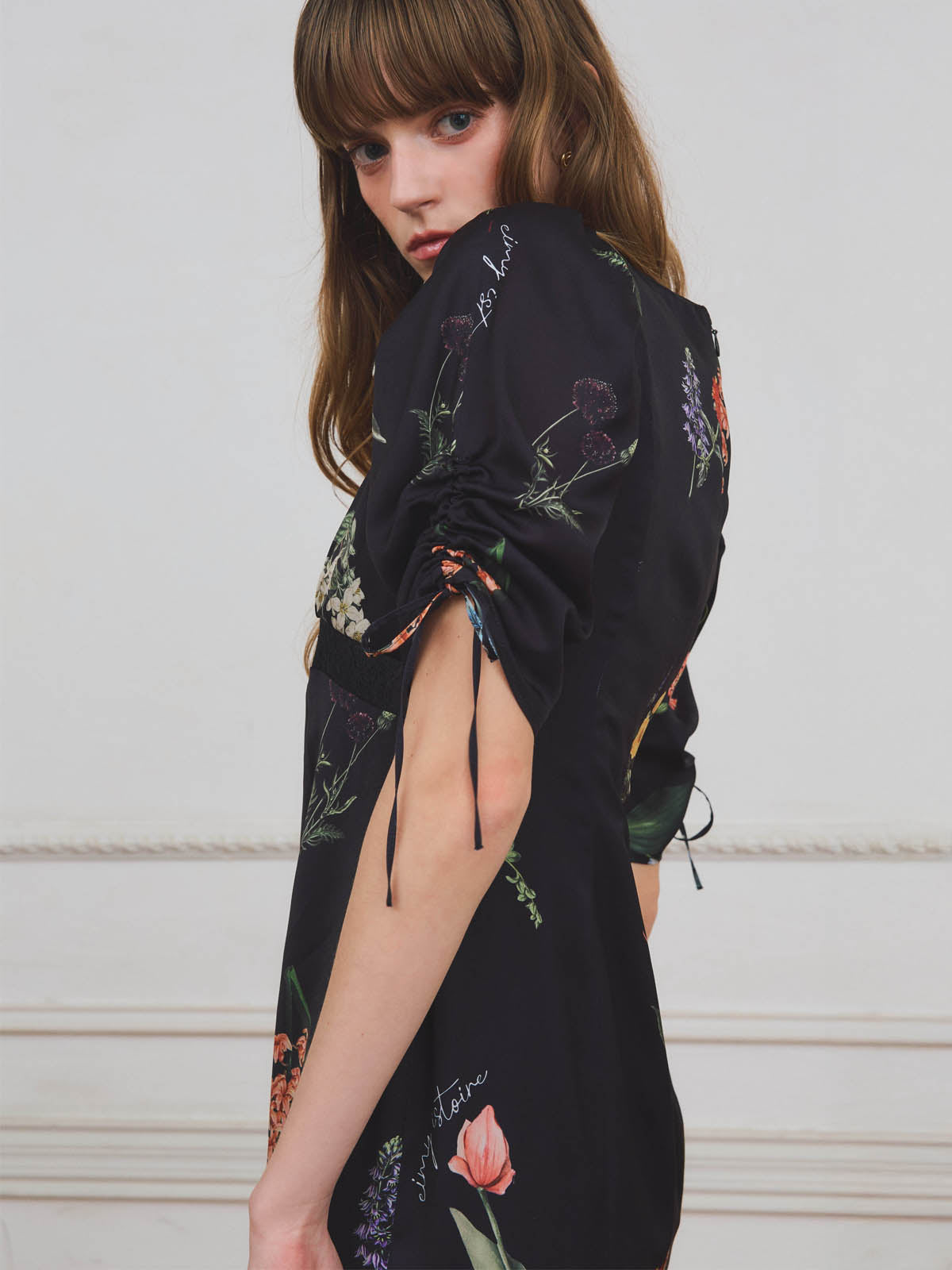 レーストリムフラワーサテンワンピース