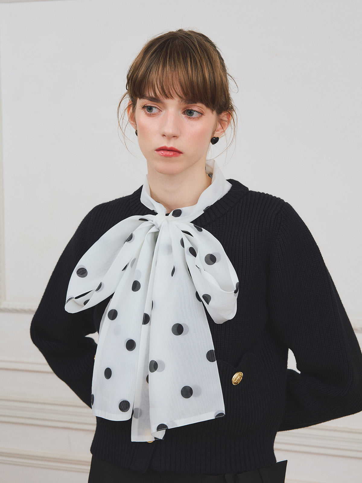 ドットボウタイラッフルブラウス