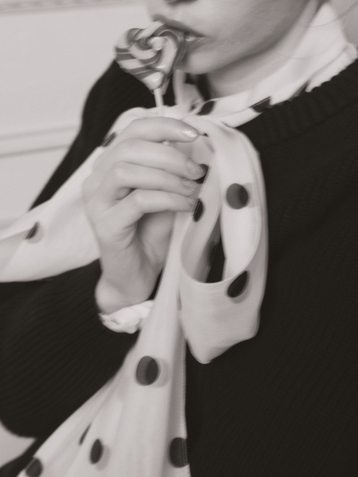 ドットボウタイラッフルブラウス