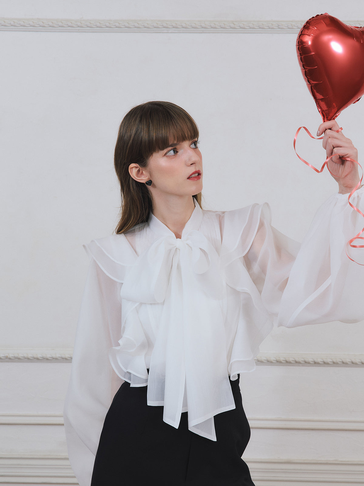 ボウタイラッフルブラウス