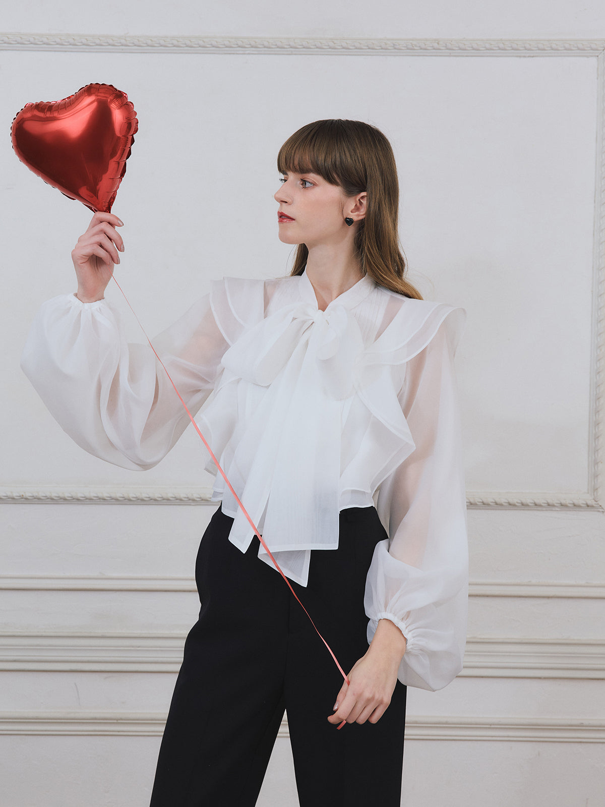 ボウタイラッフルブラウス