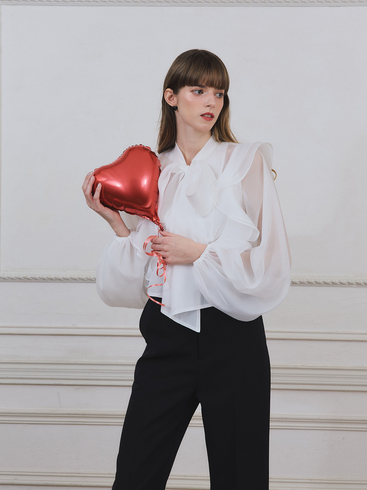 ボウタイラッフルブラウス