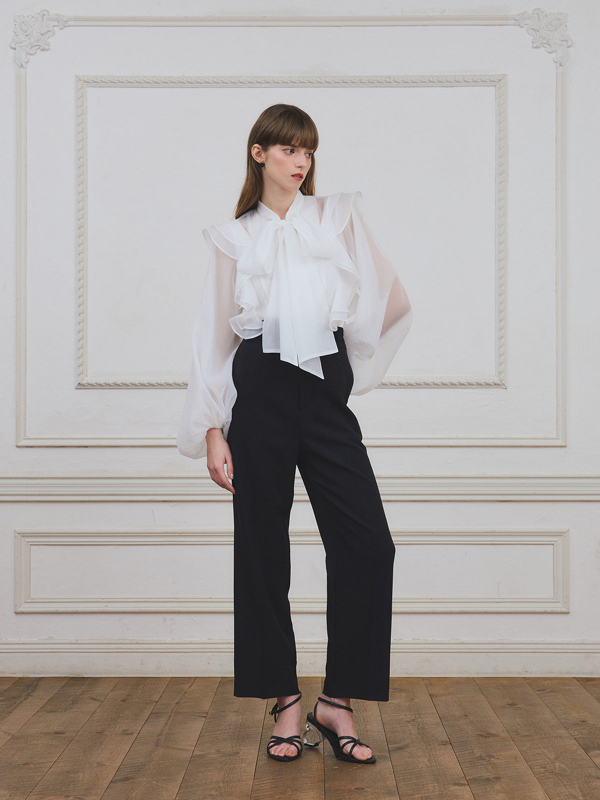 ボウタイラッフルブラウス