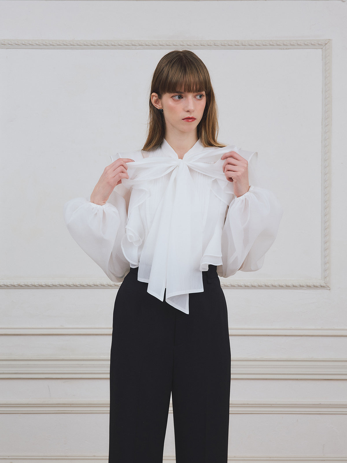 ボウタイラッフルブラウス
