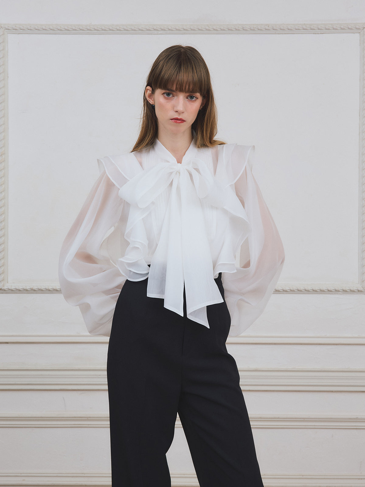 ボウタイラッフルブラウス