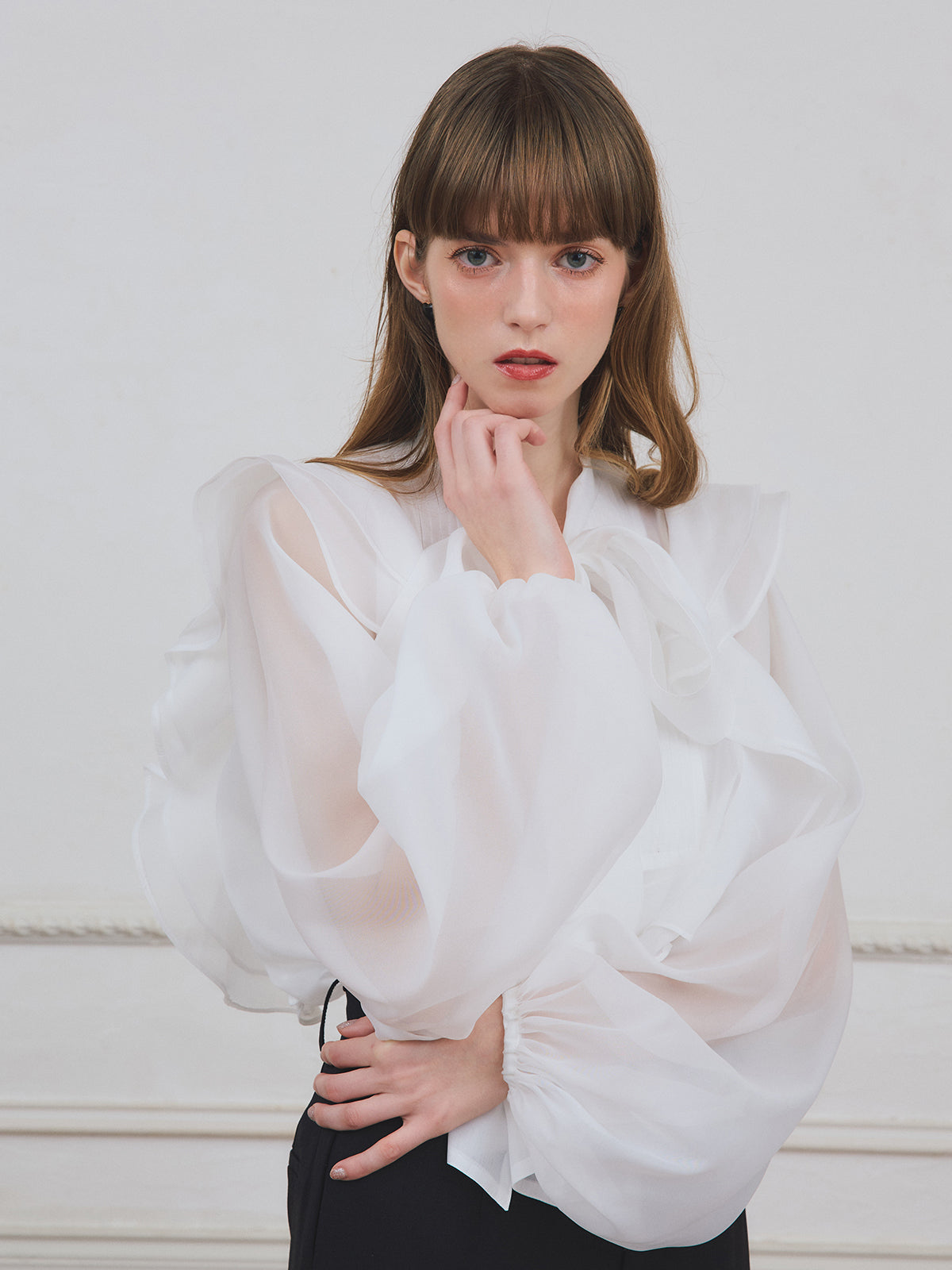 ボウタイラッフルブラウス