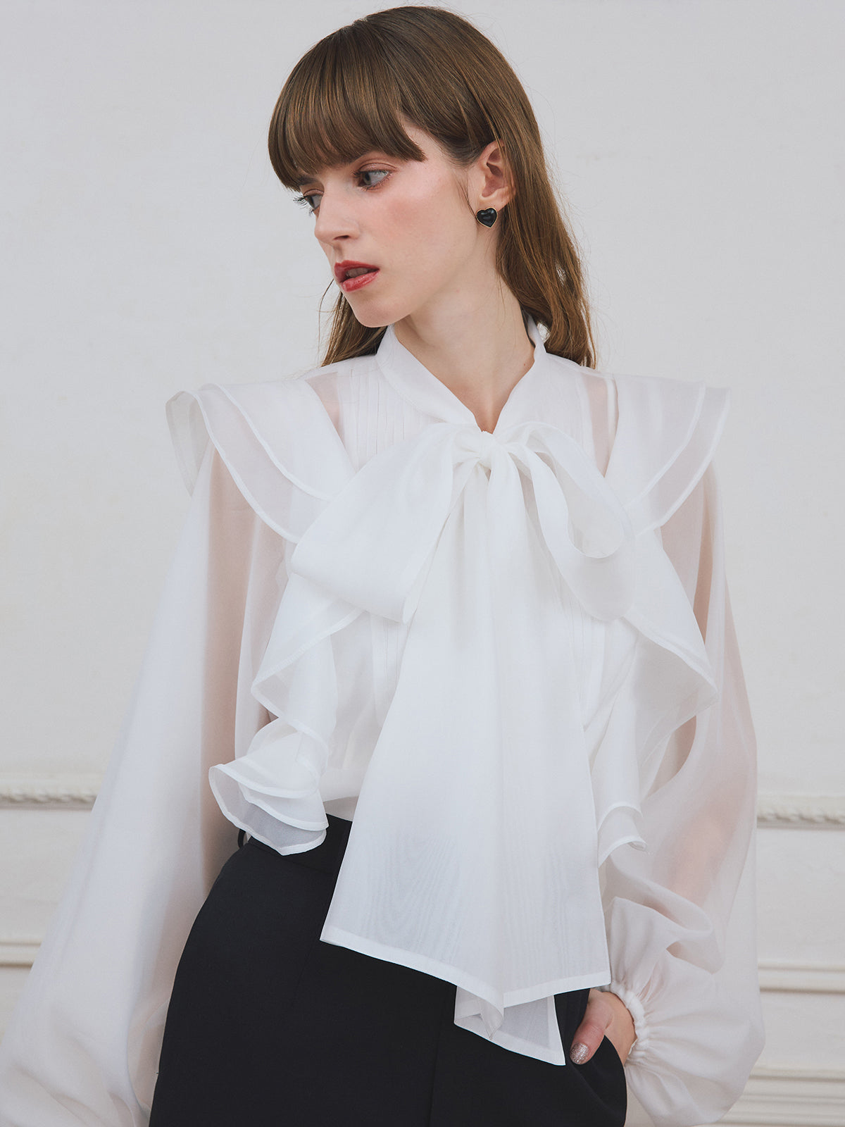 ボウタイラッフルブラウス