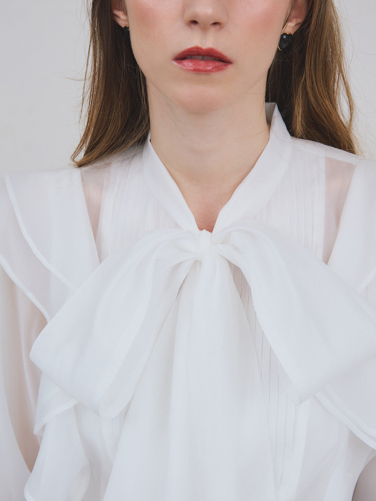 ボウタイラッフルブラウス