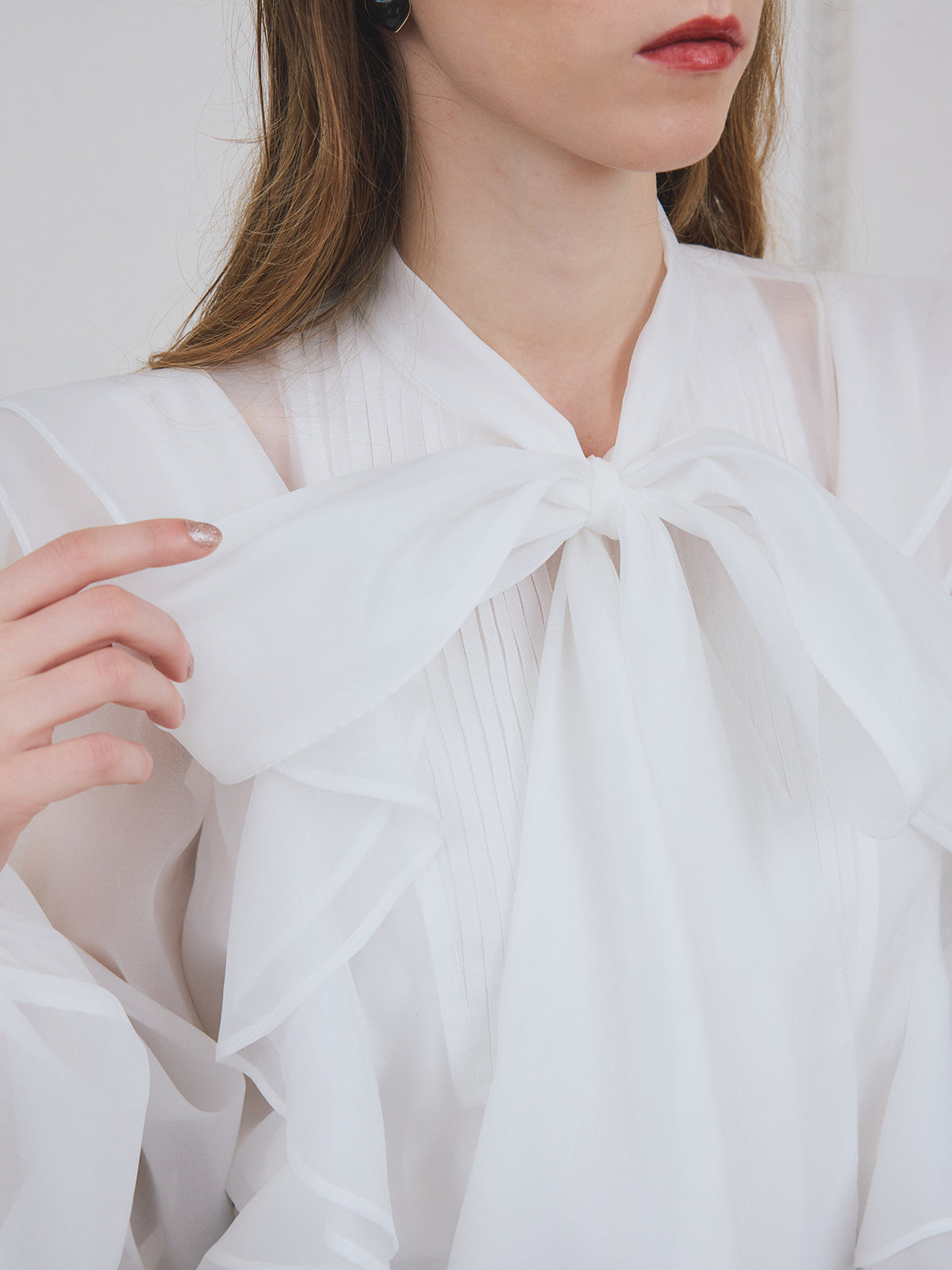 ボウタイラッフルブラウス