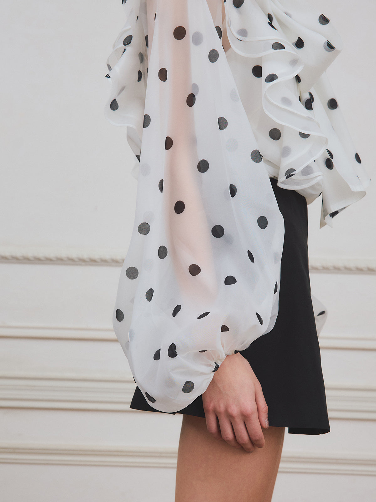 ドットボウタイラッフルブラウス