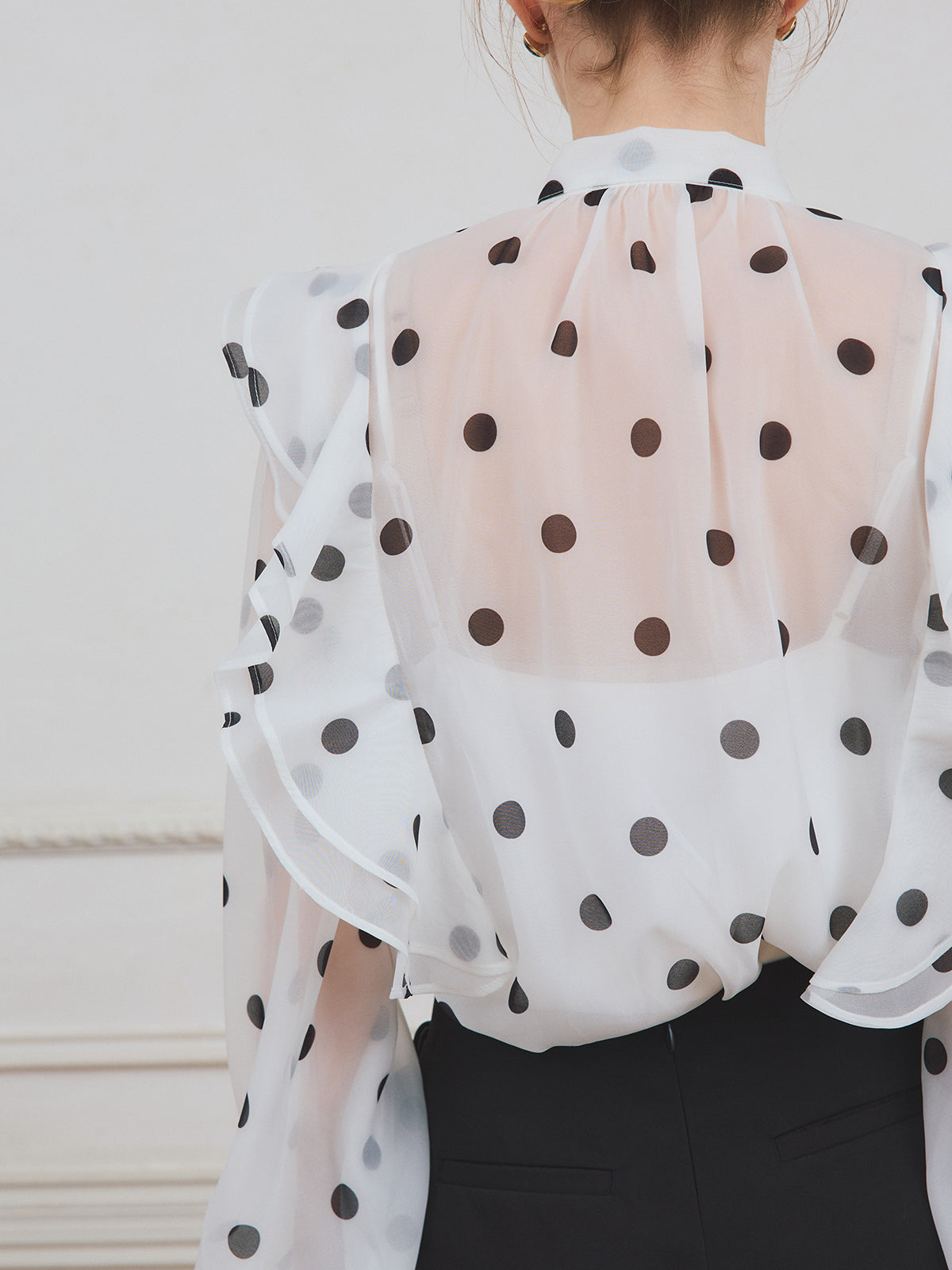 ドットボウタイラッフルブラウス