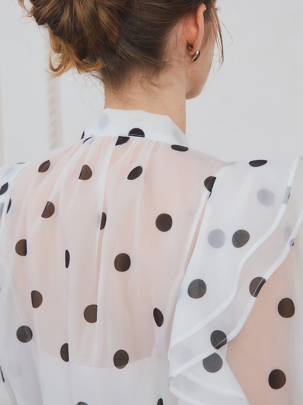ドットボウタイラッフルブラウス
