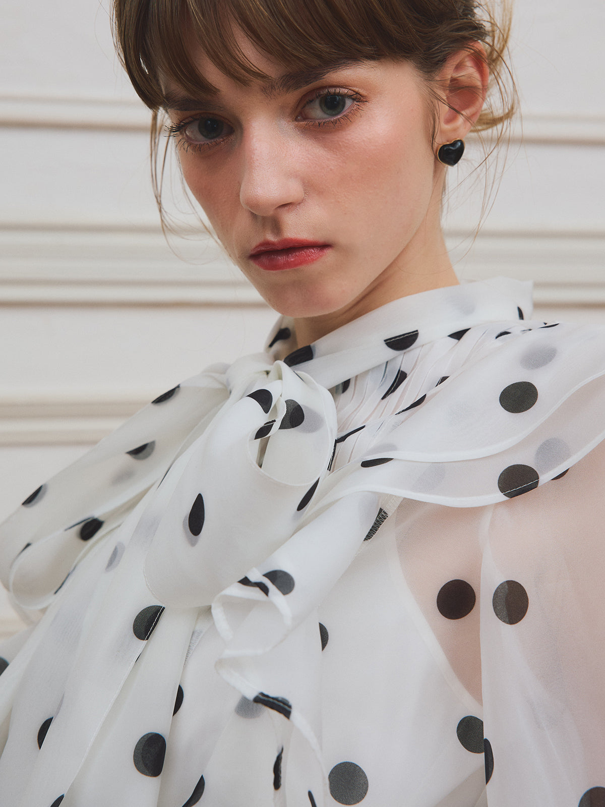 ドットボウタイラッフルブラウス