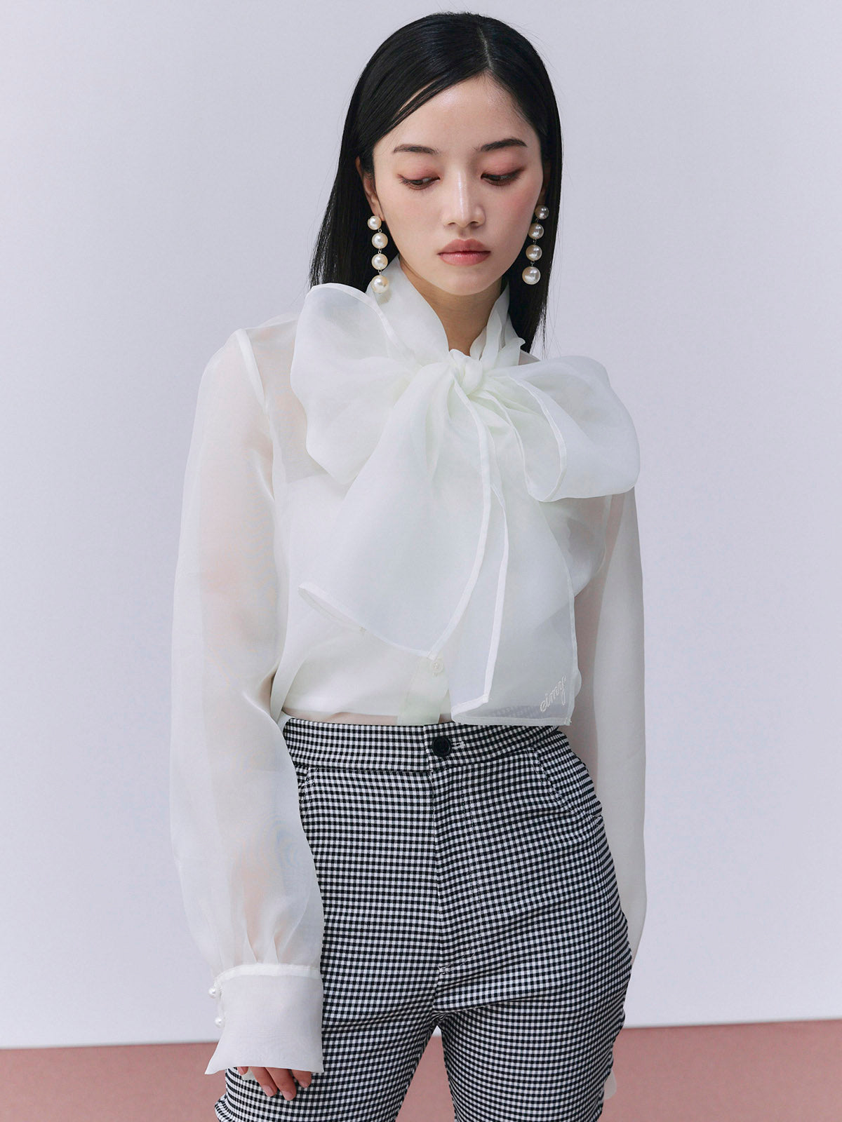 ボウタイシアーブラウス