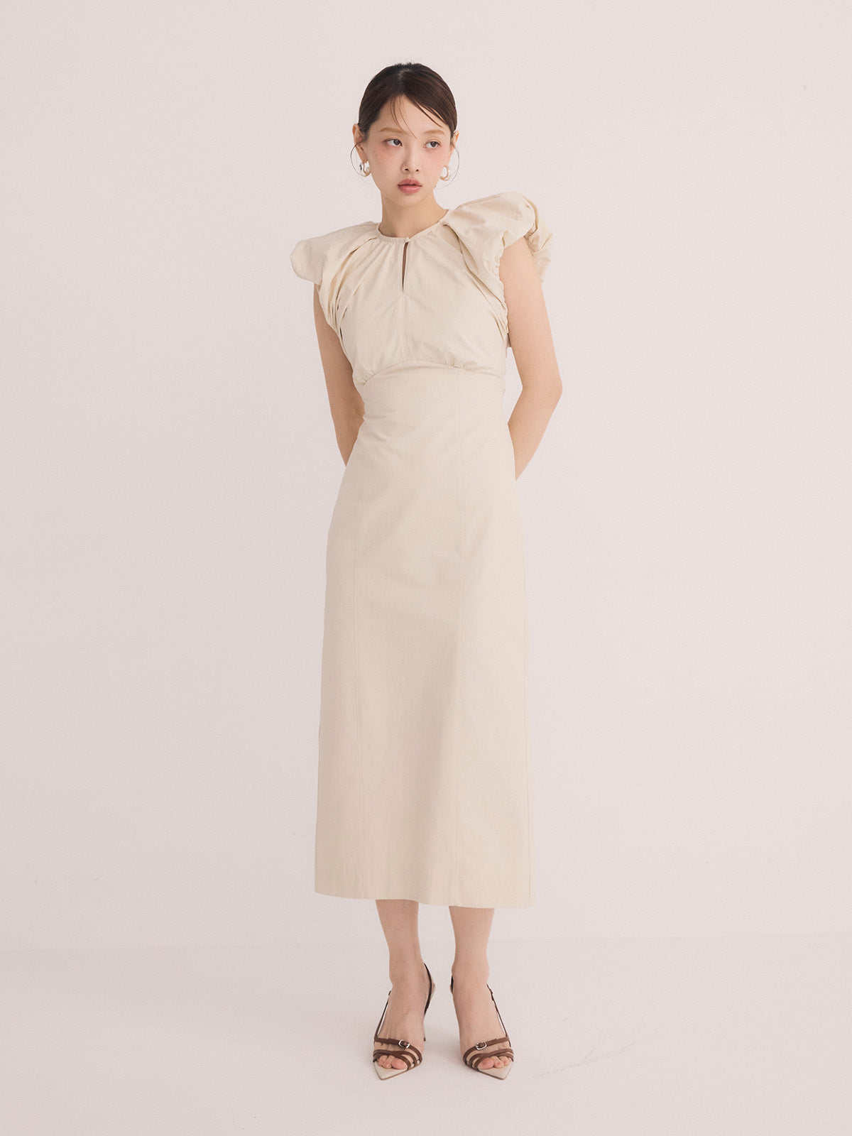 ショルダーデザインバックオープンワンピース