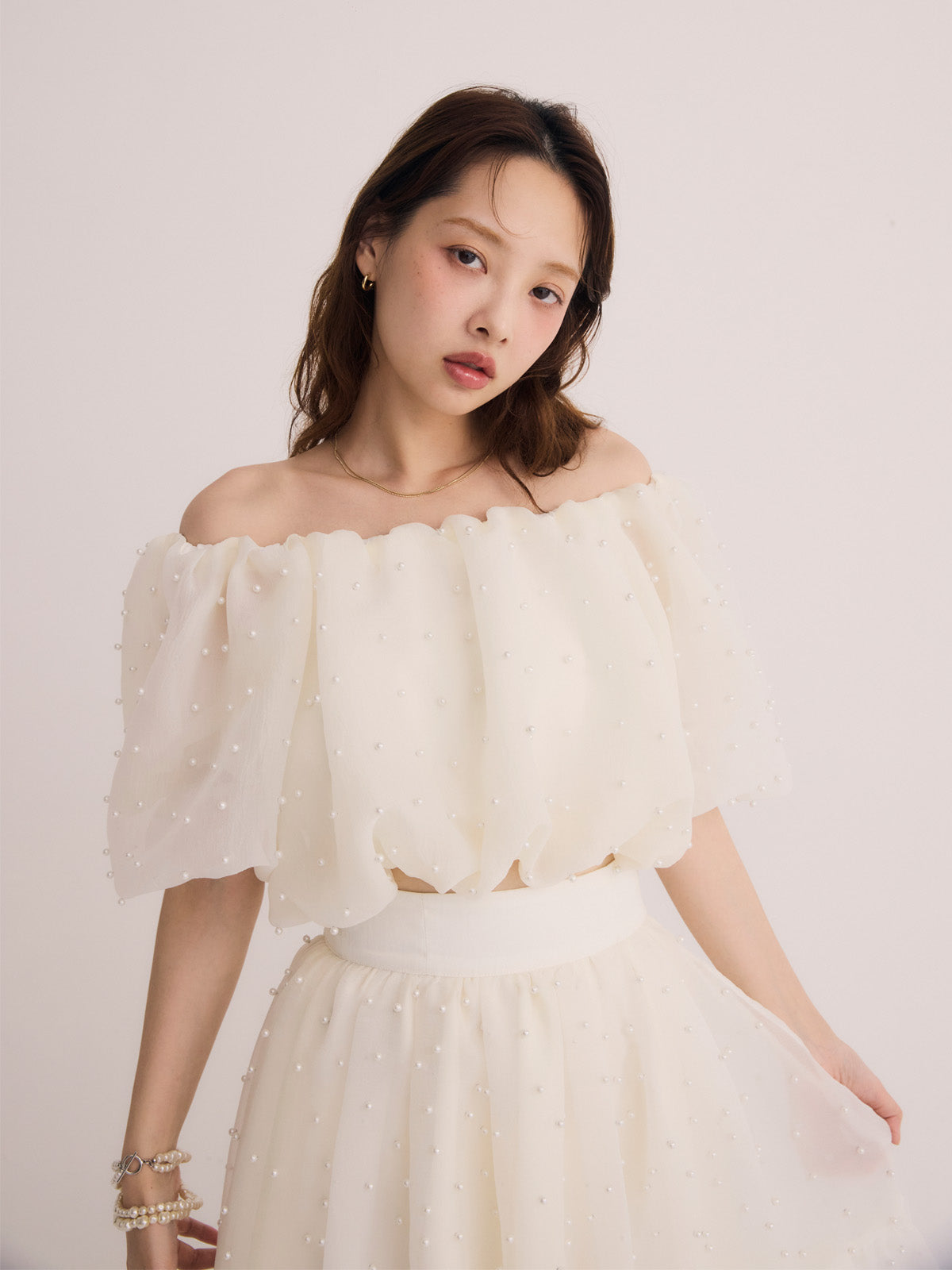 パールスタッズオフショルブラウス
