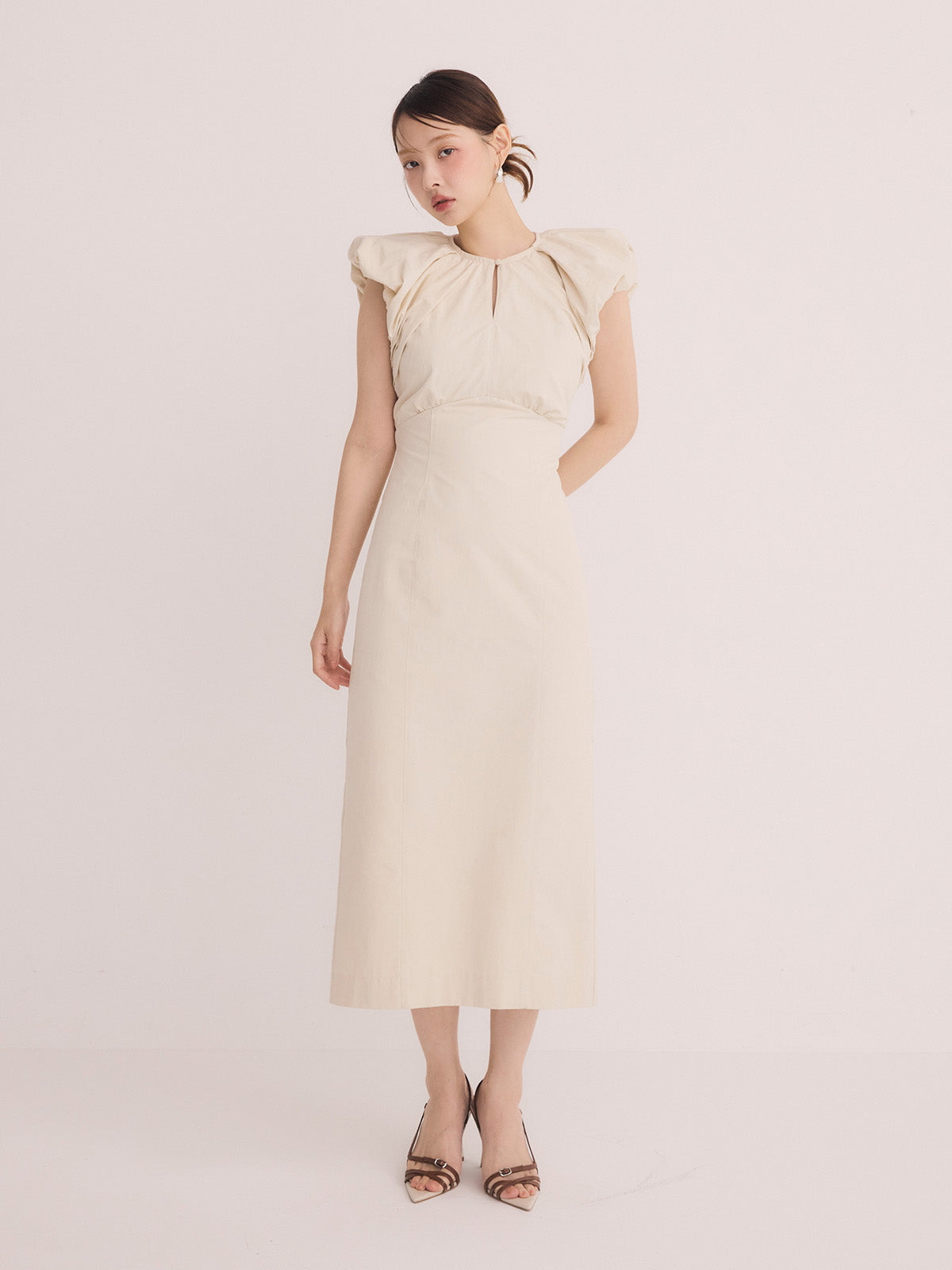 ショルダーデザインバックオープンワンピース