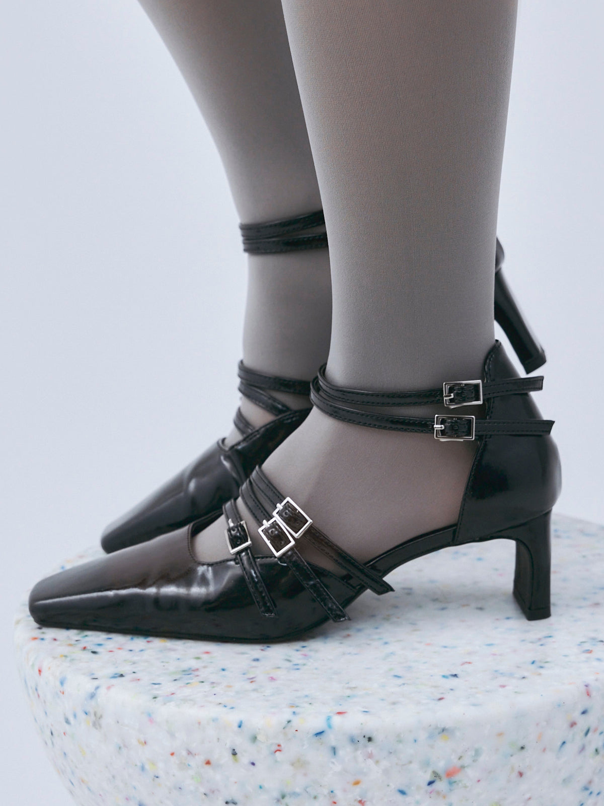 ストラップパンプス