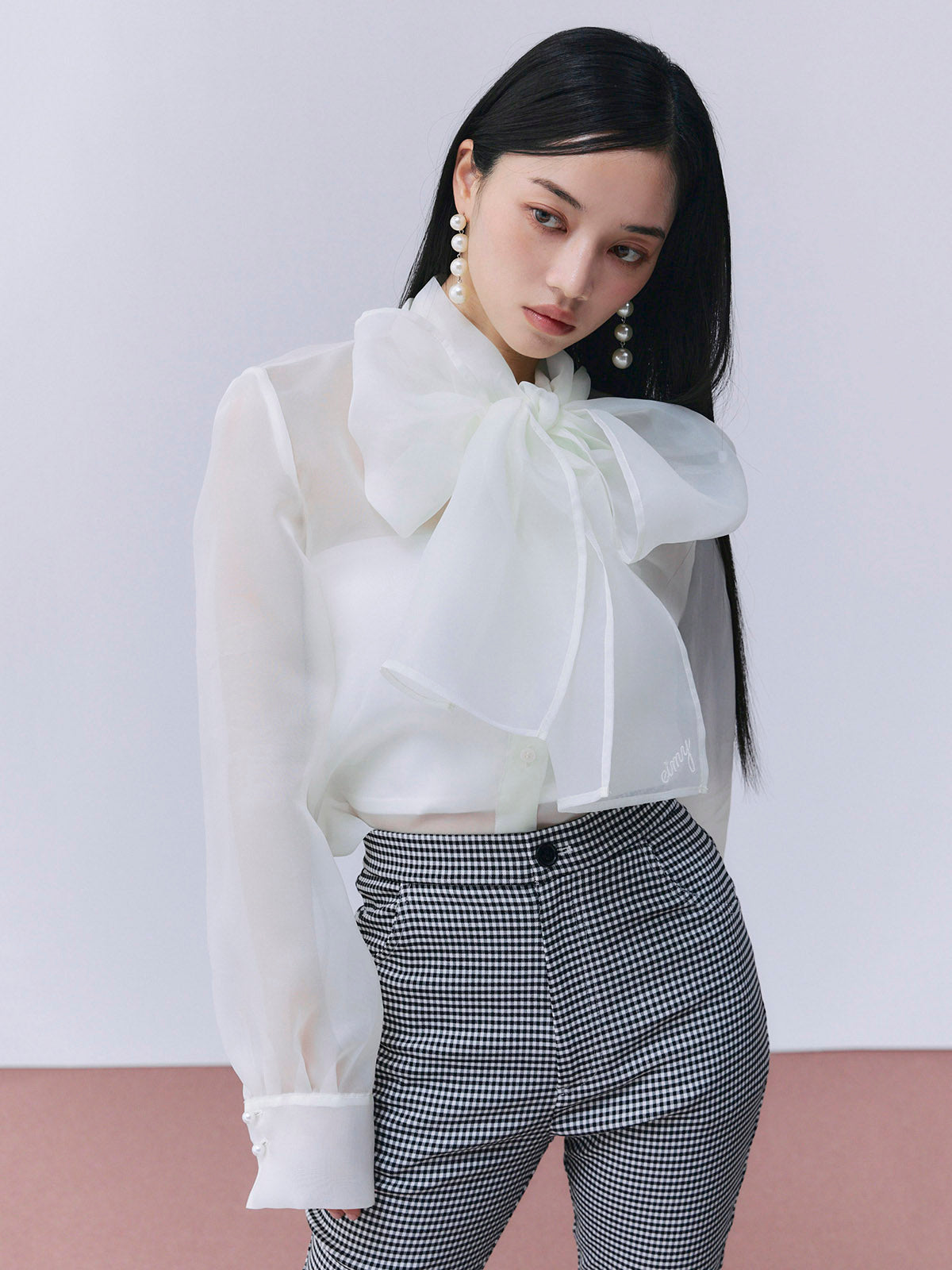 ボウタイシアーブラウス