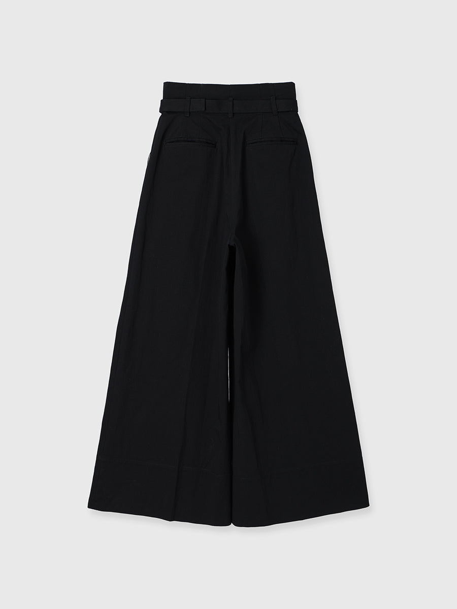 ストラクチャーワイドパンツ
