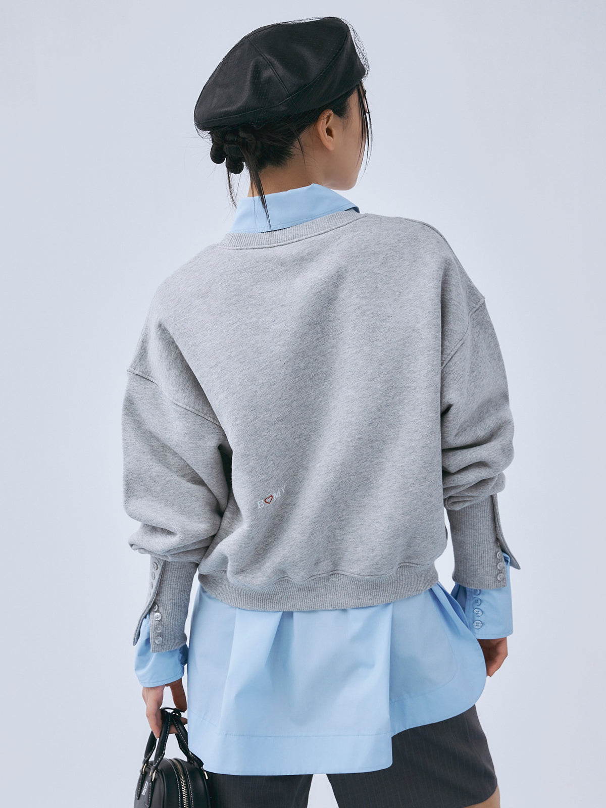 バックロゴ刺繍プルオーバー