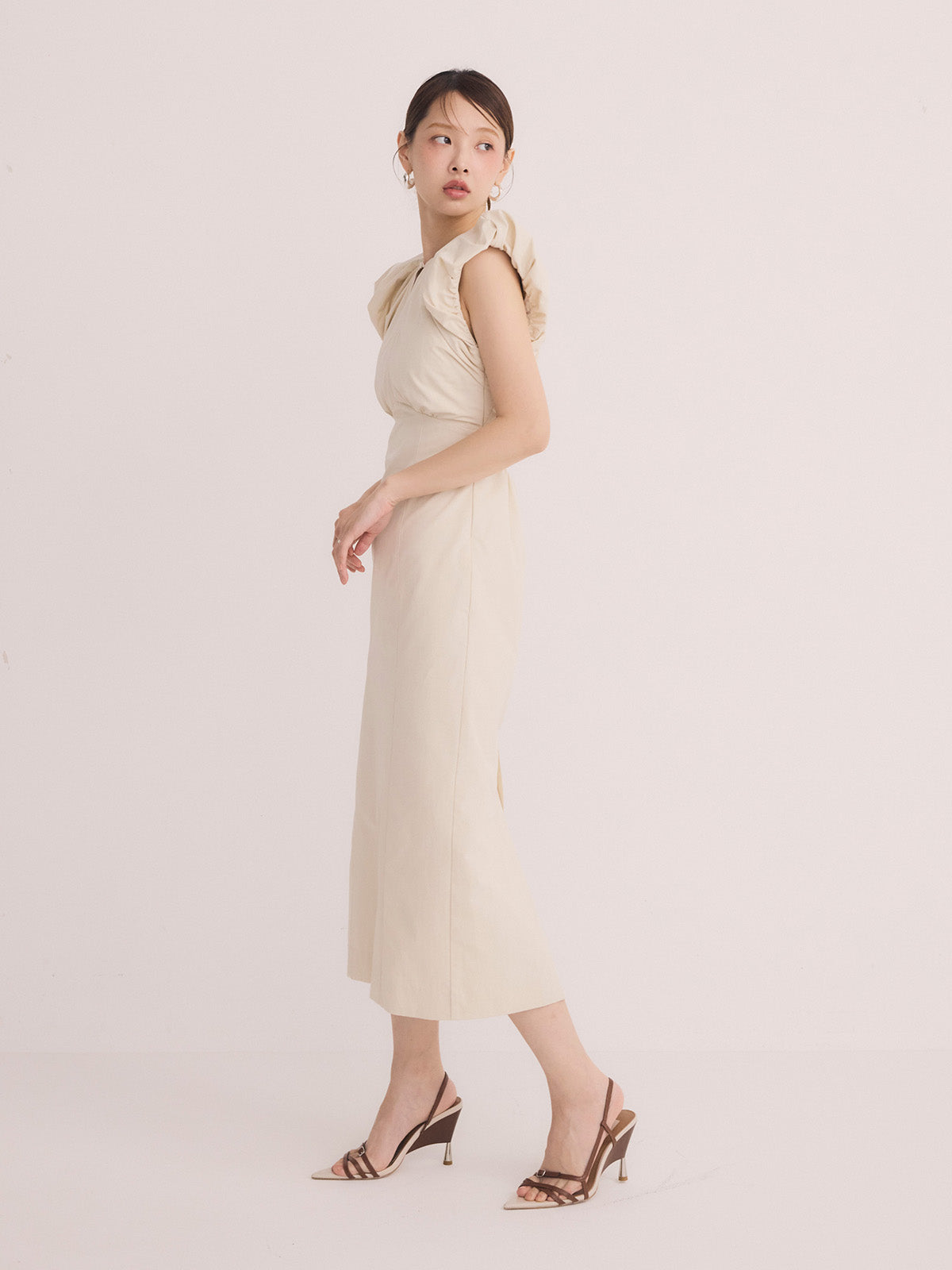 ショルダーデザインバックオープンワンピース