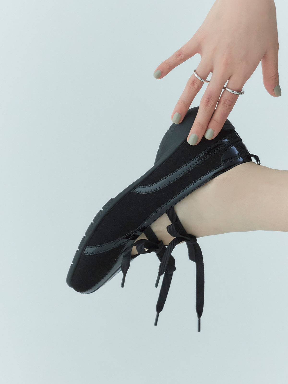 フラットソールスニーカー