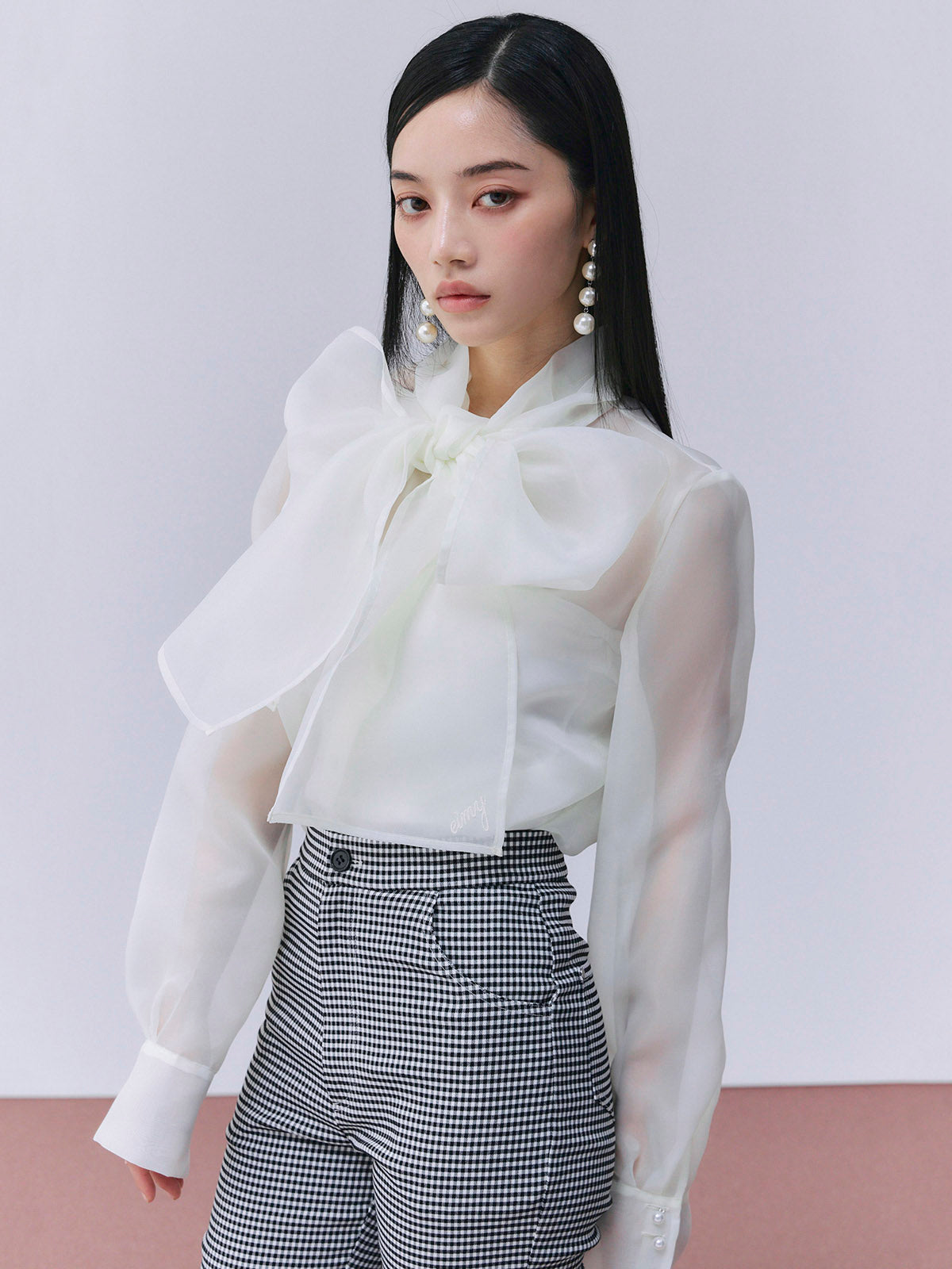 ボウタイシアーブラウス