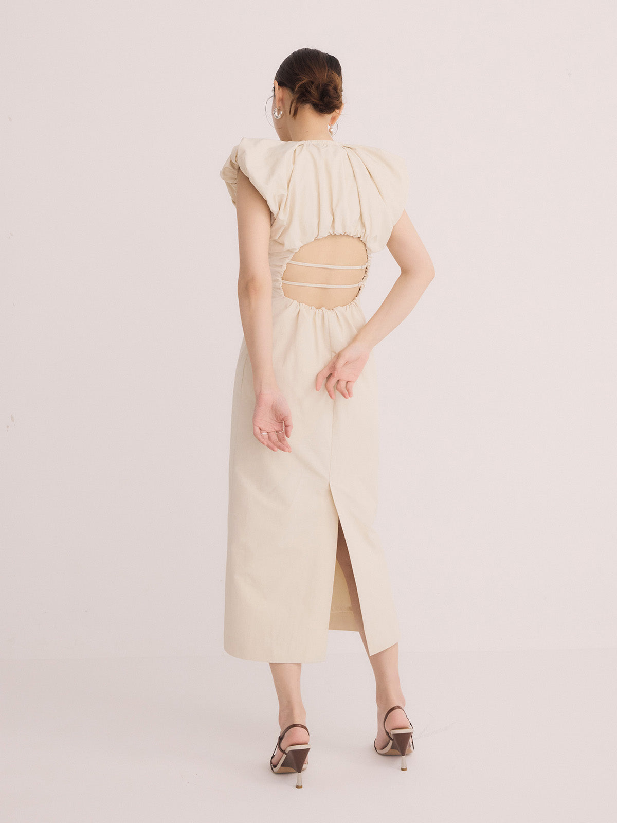 ショルダーデザインバックオープンワンピース