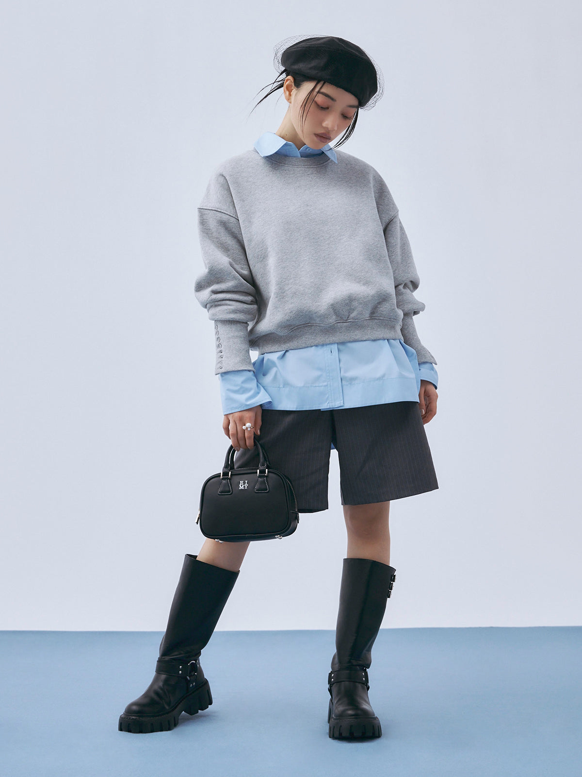 バックロゴ刺繍プルオーバー