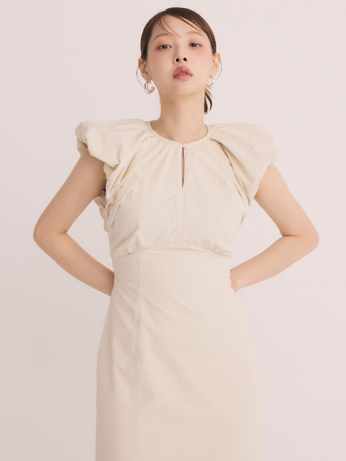 ショルダーデザインバックオープンワンピース