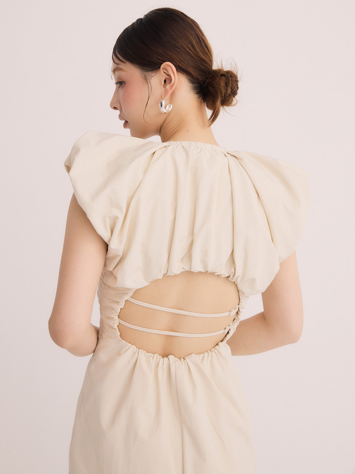 ショルダーデザインバックオープンワンピース