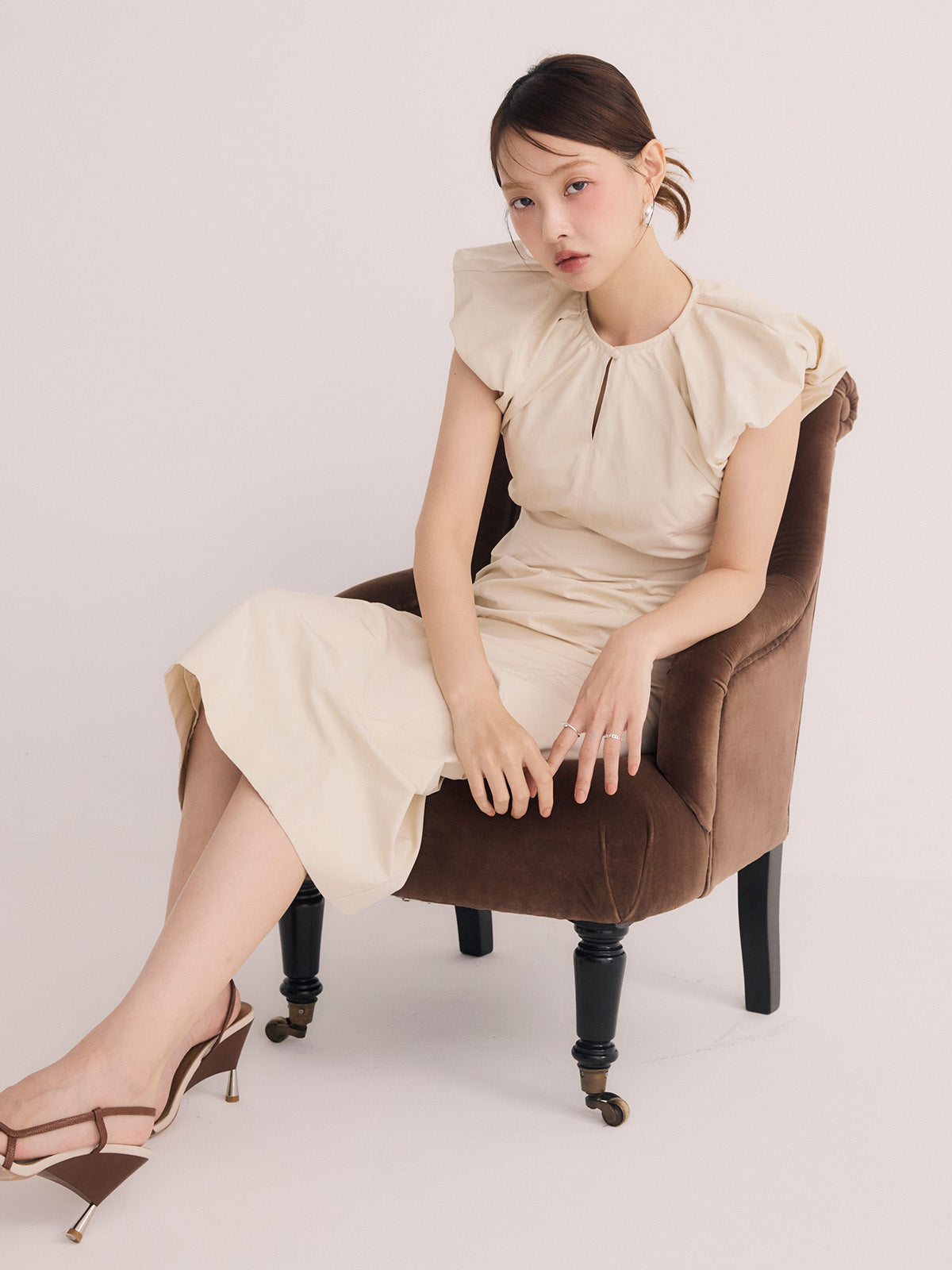 ショルダーデザインバックオープンワンピース