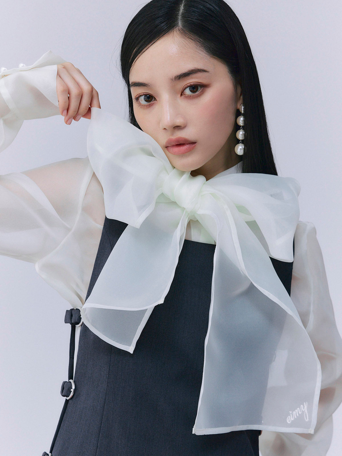 ボウタイシアーブラウス