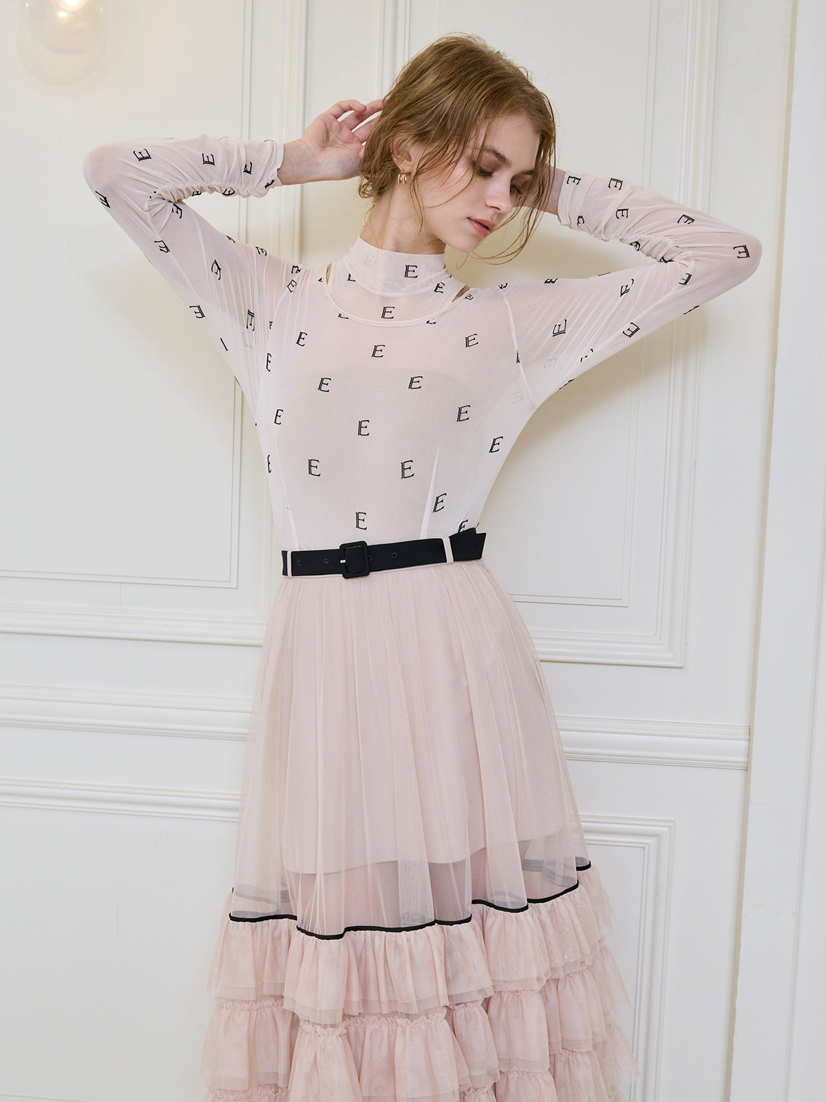 モノグラムカットアウトチュールトップス