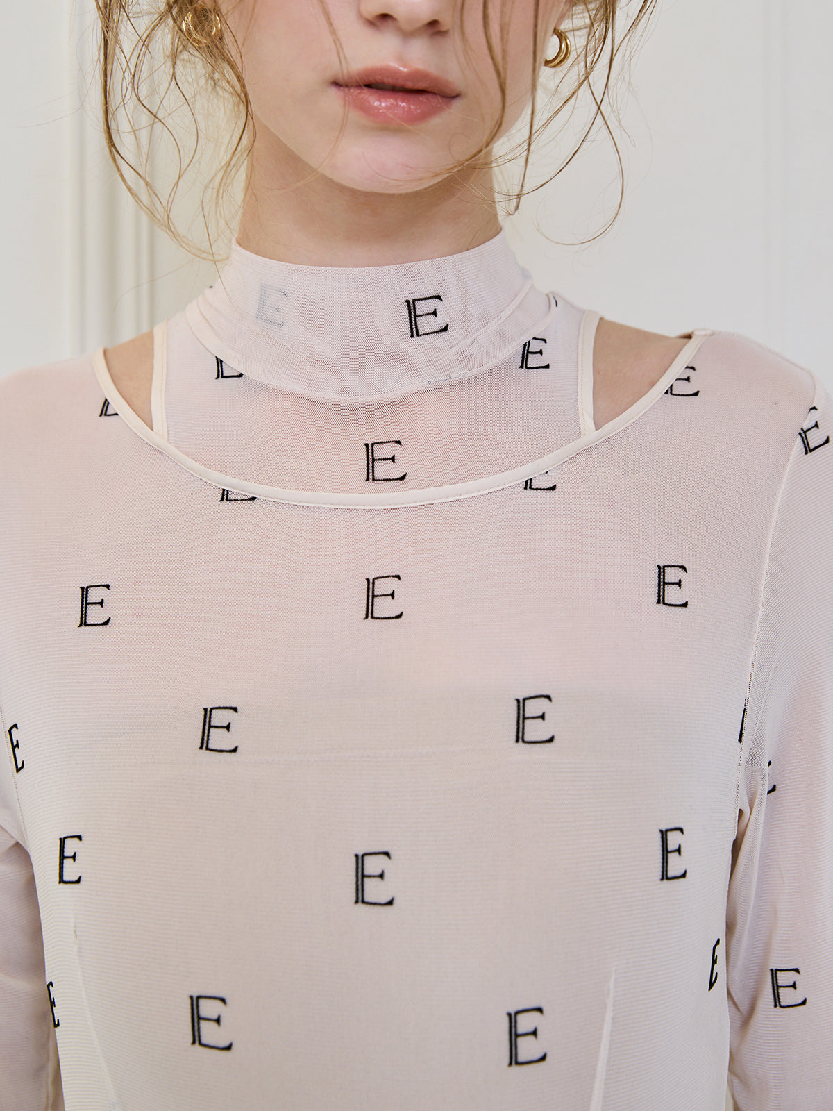 モノグラムカットアウトチュールトップス