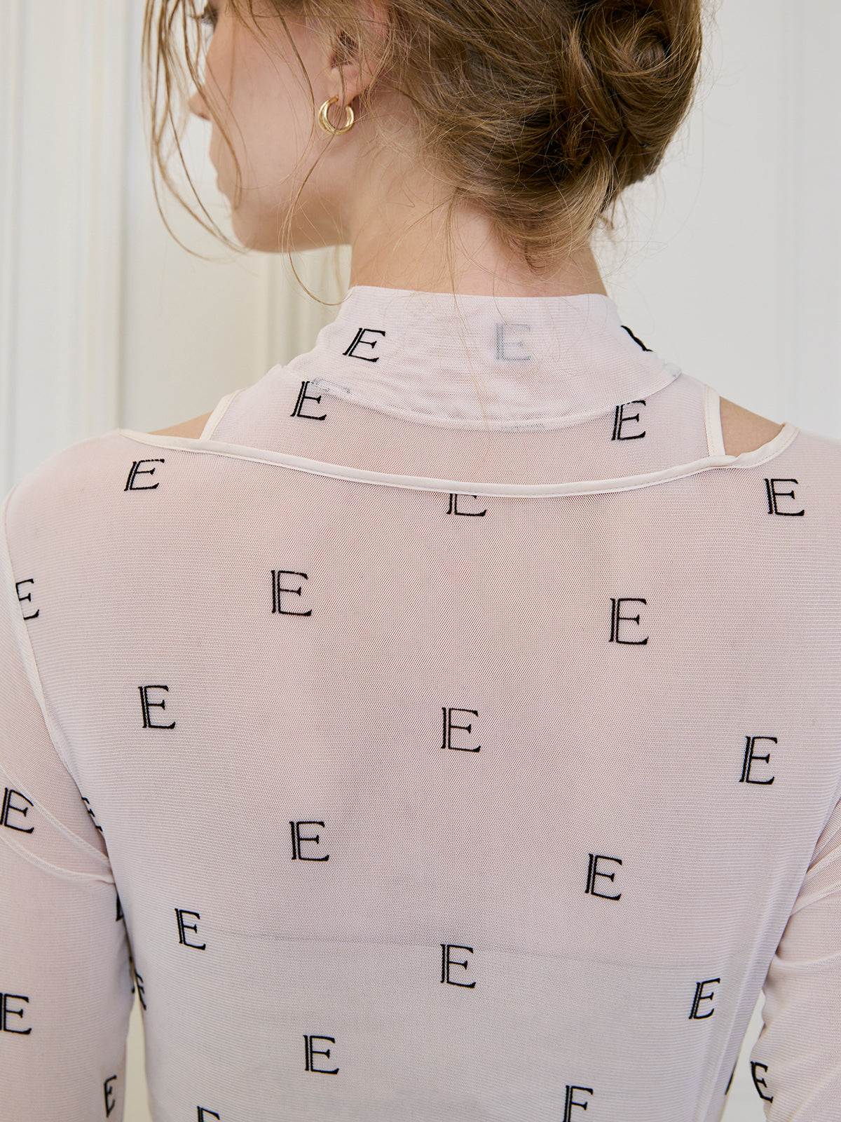 モノグラムカットアウトチュールトップス