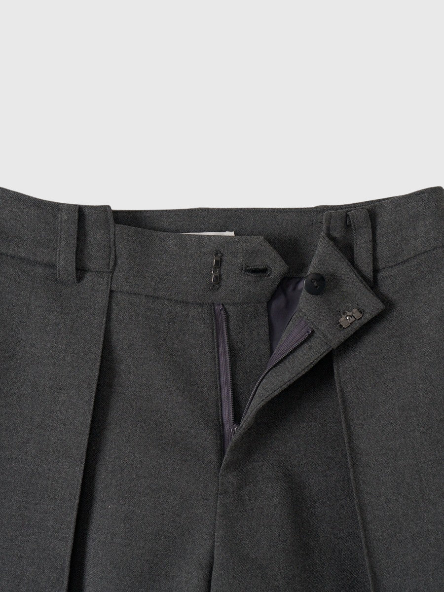 タックショートパンツ