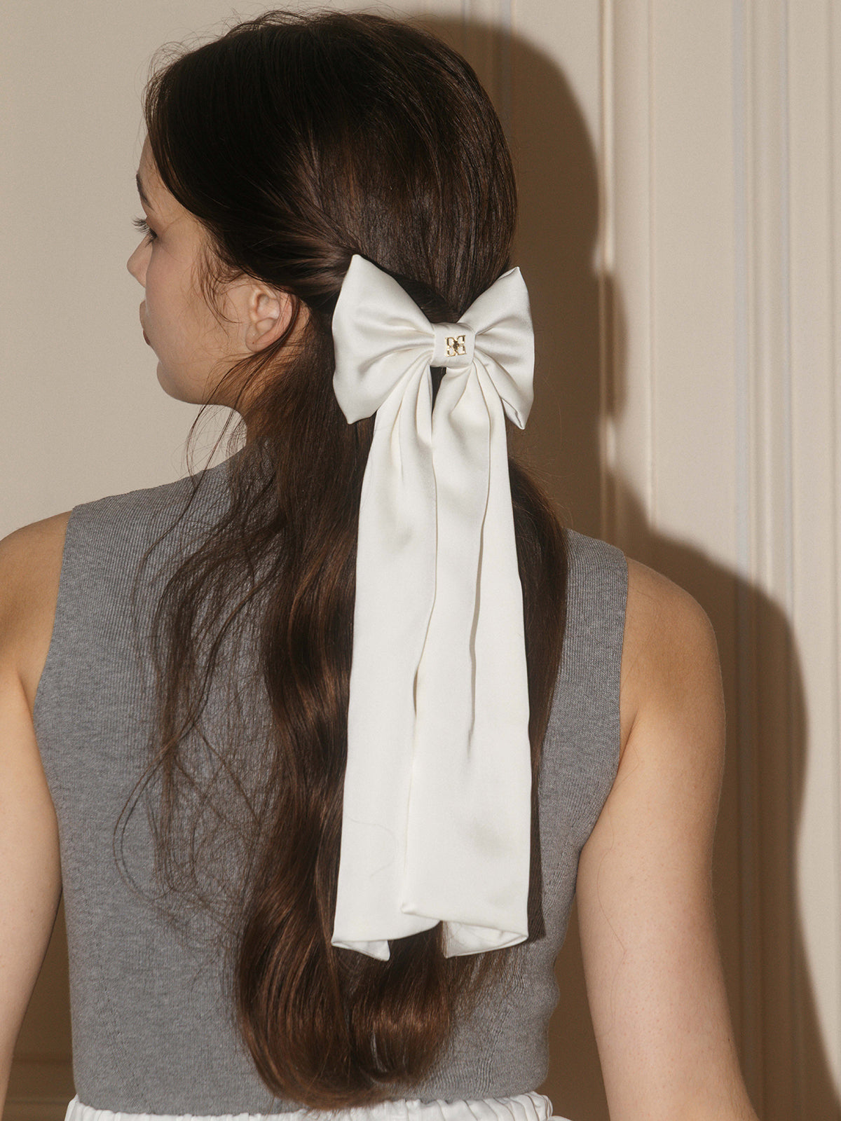 COLOR:WHITE
