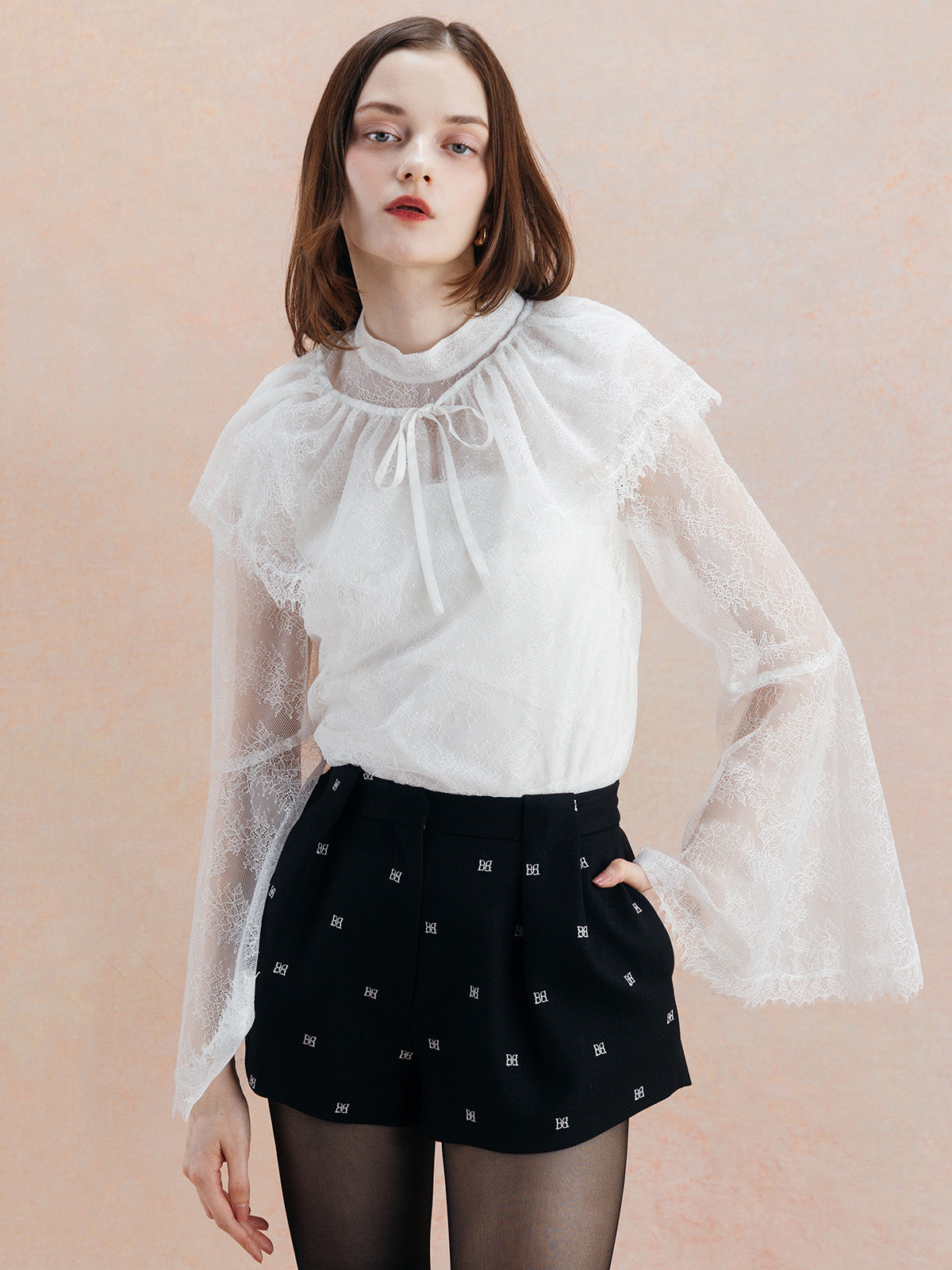 MODEL:173cm／COLOR:WHITE／SIZE:F