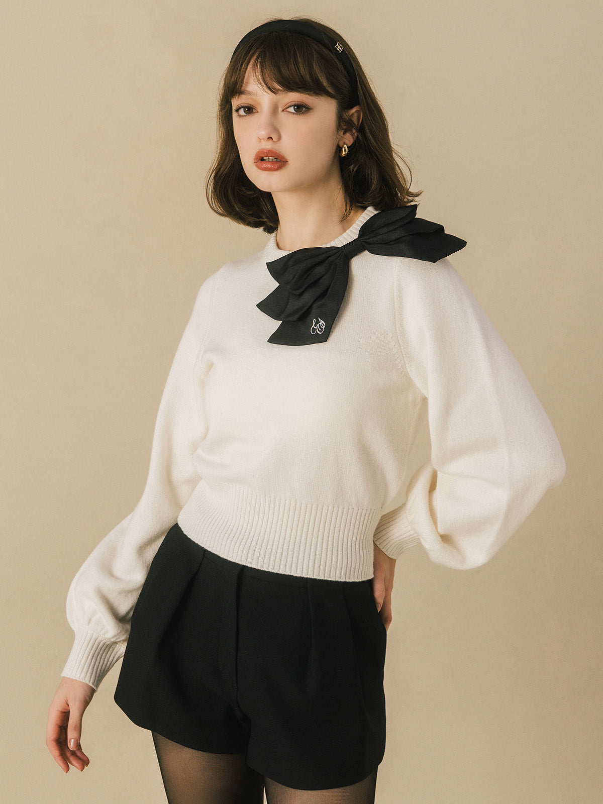 MODEL:174cm／COLOR:WHITE／SIZE:F