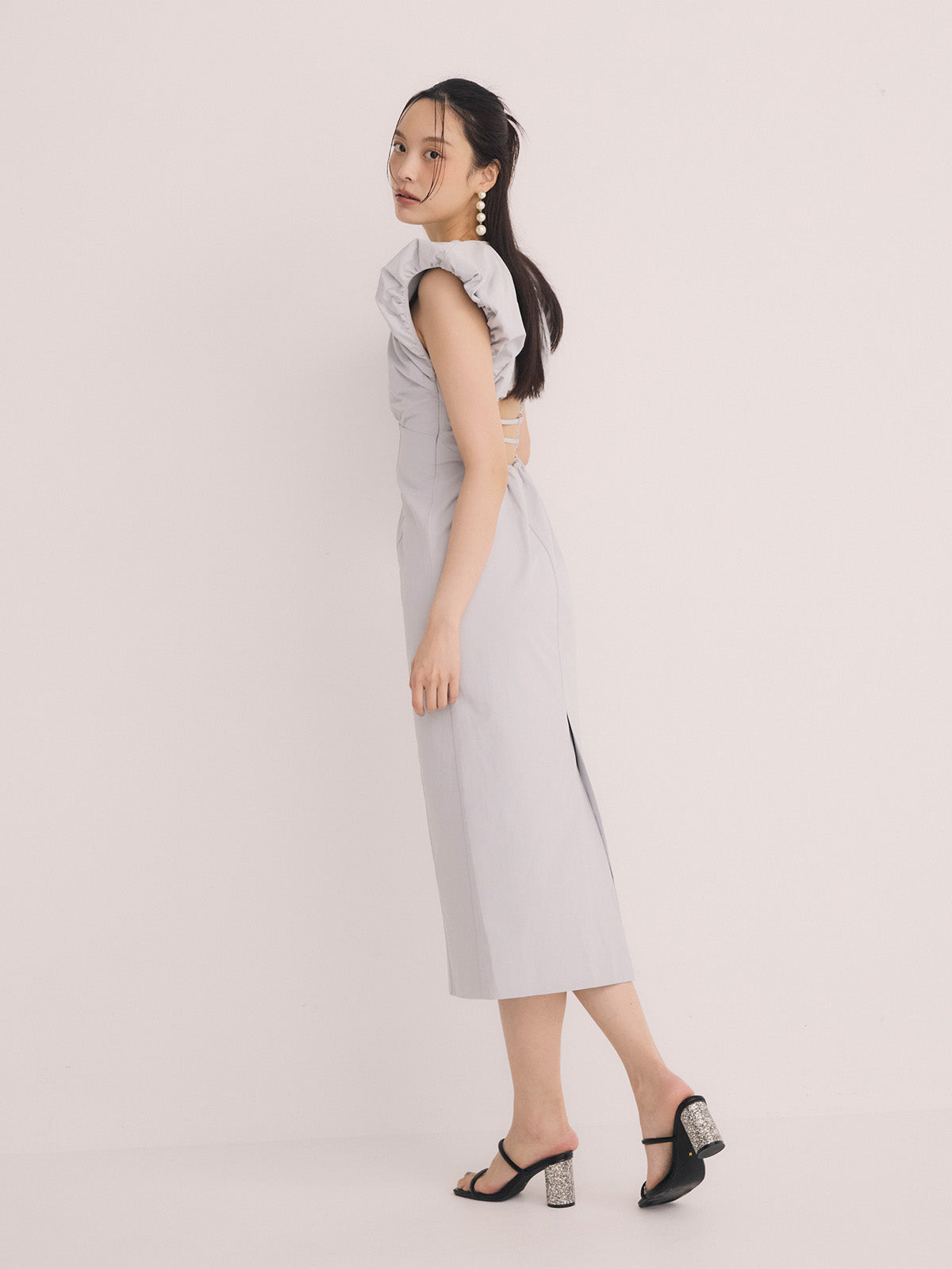 ショルダーデザインバックオープンワンピース