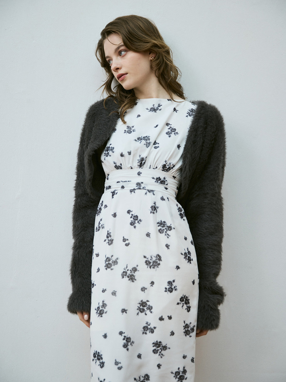 モノトーンフラワーシアースリーブドレス