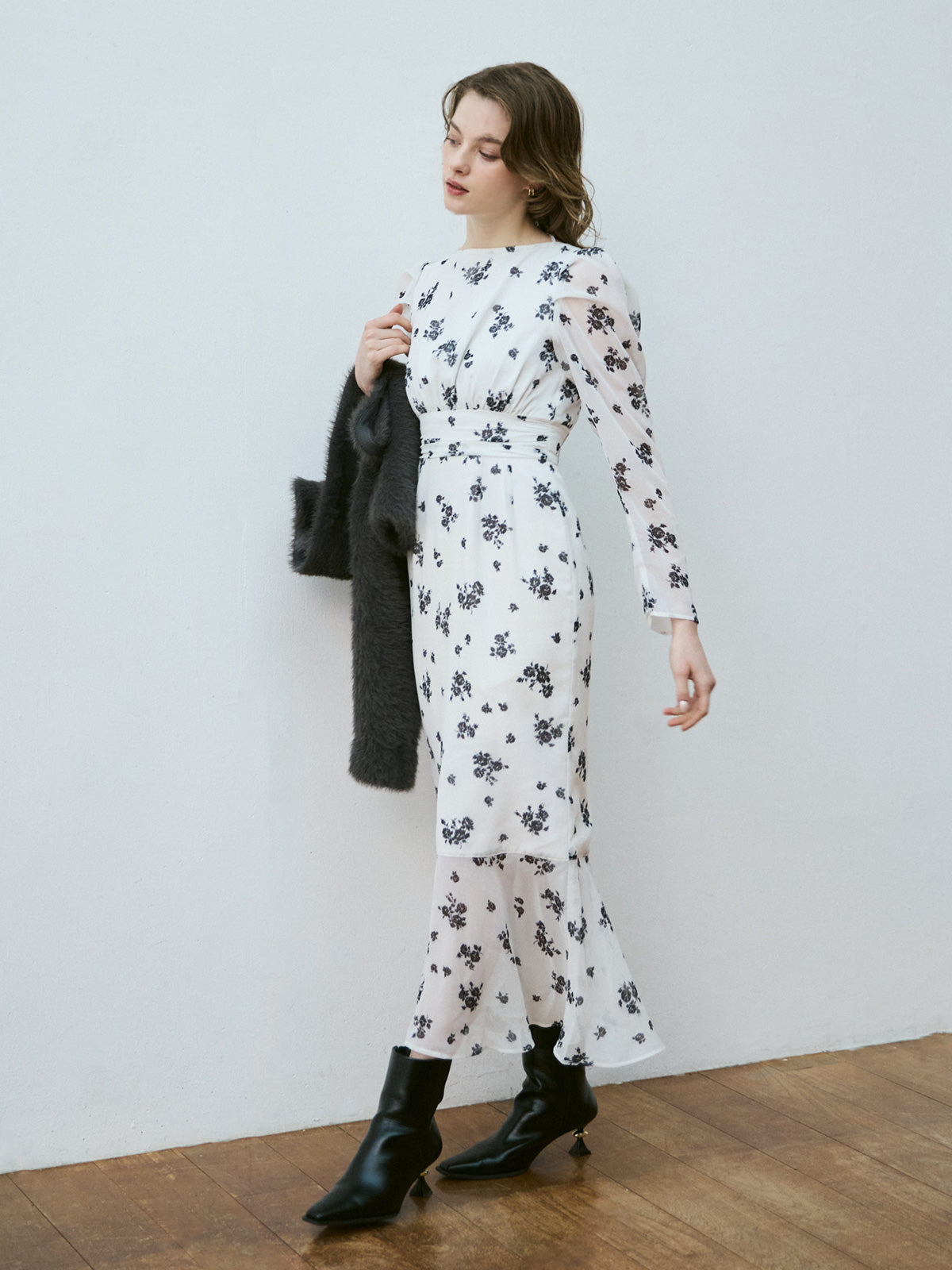 モノトーンフラワーシアースリーブドレス