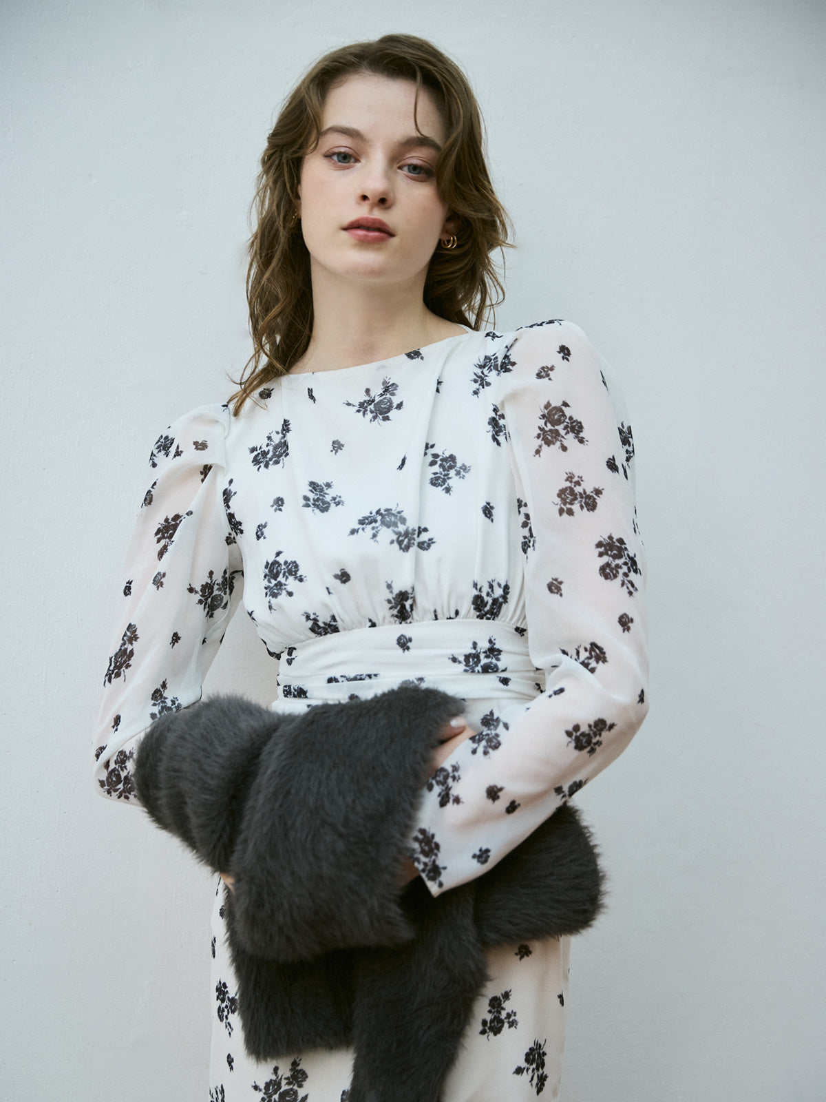 モノトーンフラワーシアースリーブドレス