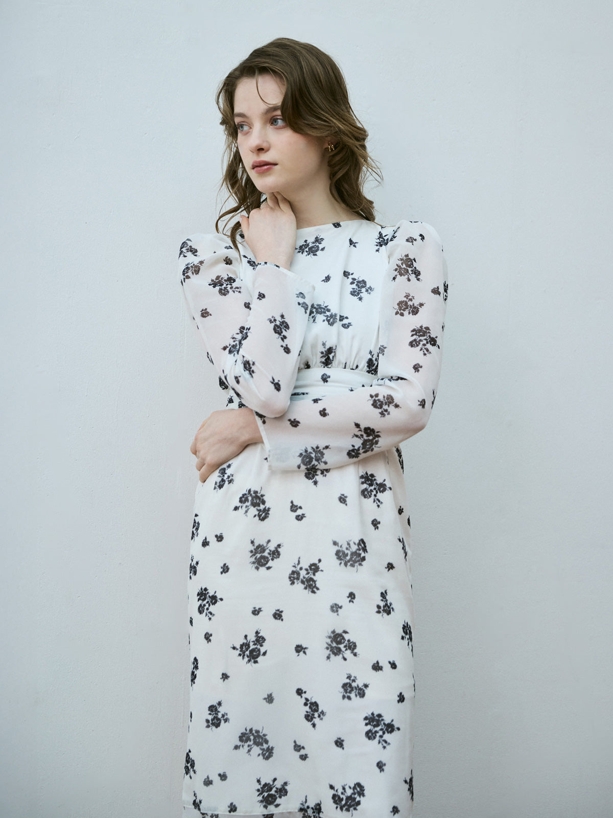 モノトーンフラワーシアースリーブドレス