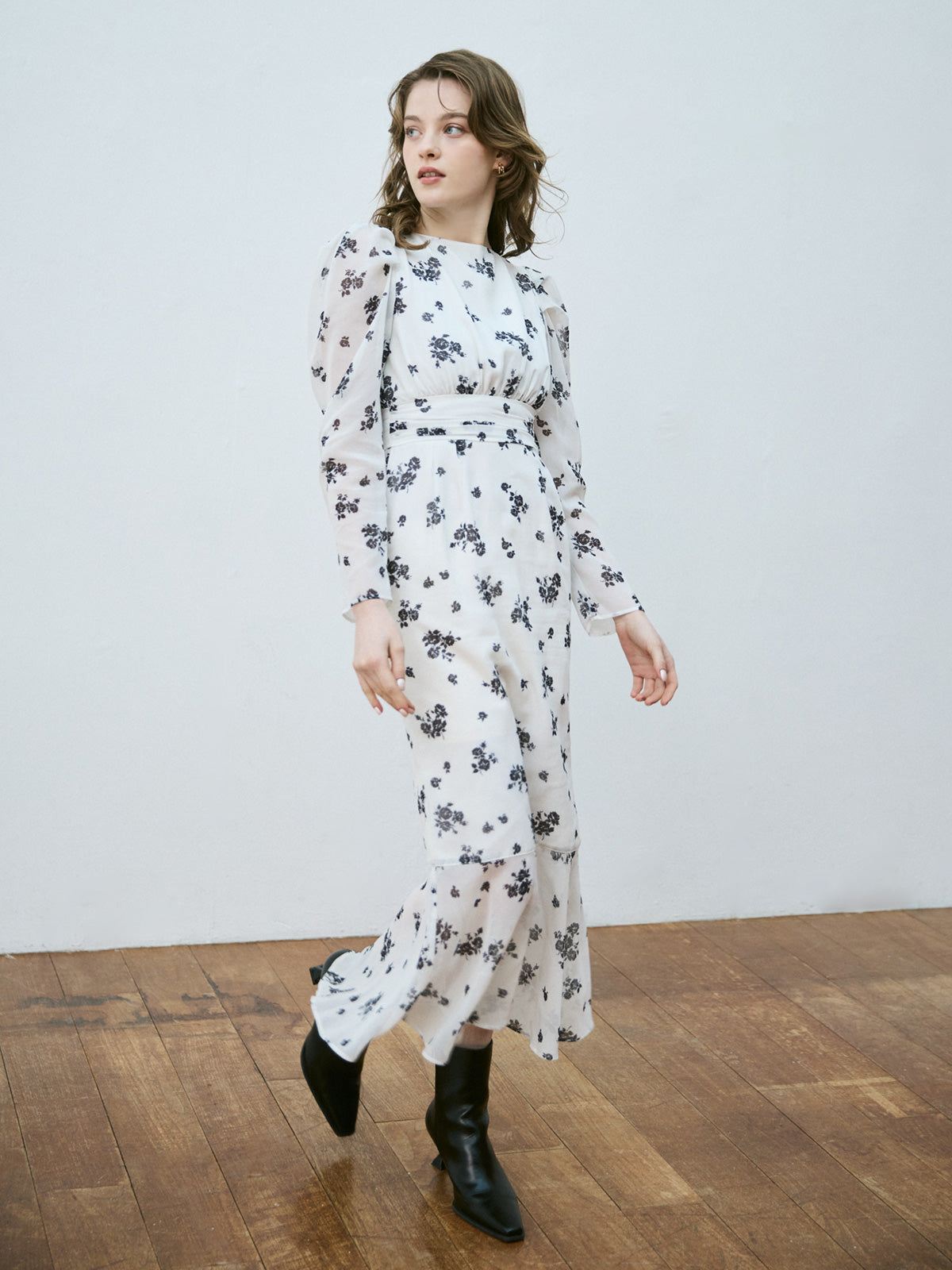 モノトーンフラワーシアースリーブドレス