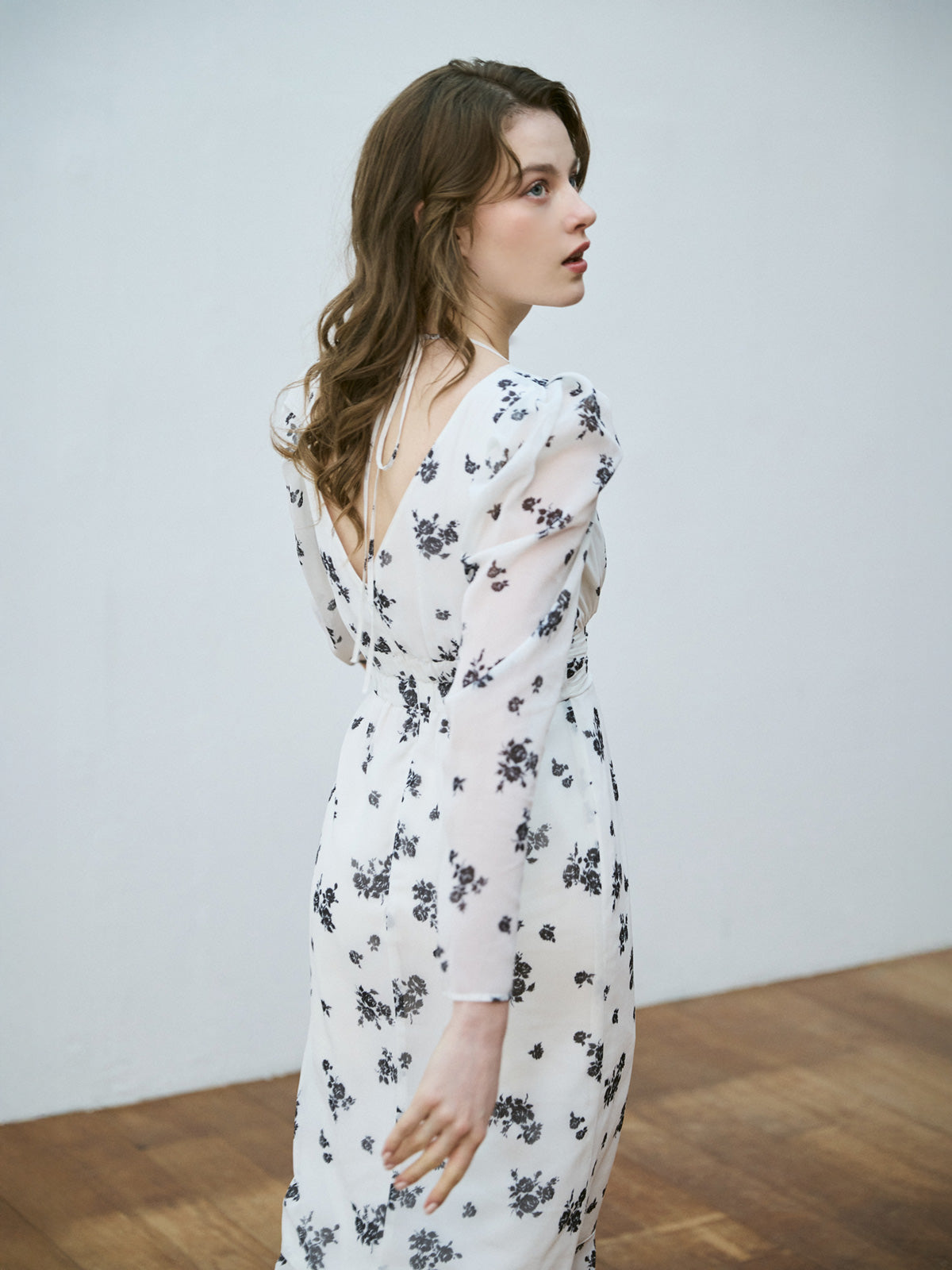 モノトーンフラワーシアースリーブドレス